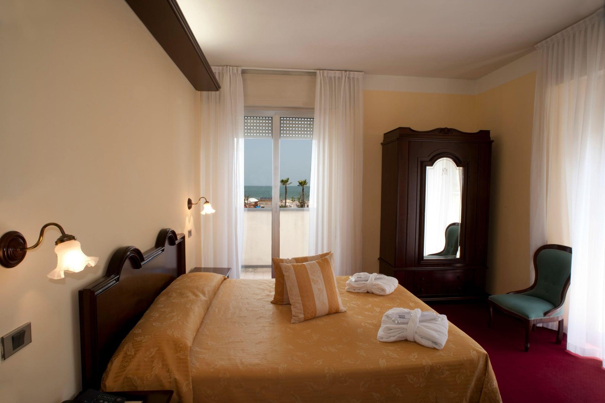 Hotel Milano Helvetia - In Centro Con Piscina Riccione Extérieur photo