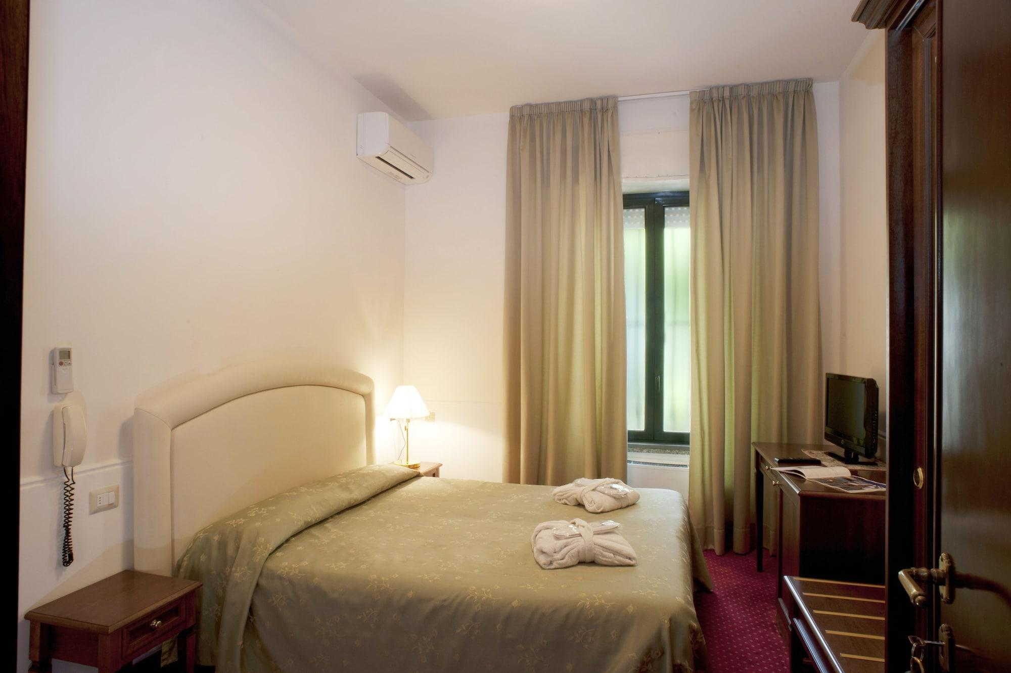 Hotel Milano Helvetia - In Centro Con Piscina Riccione Extérieur photo