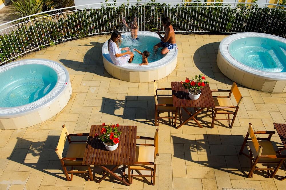 Hotel Milano Helvetia - In Centro Con Piscina Riccione Extérieur photo