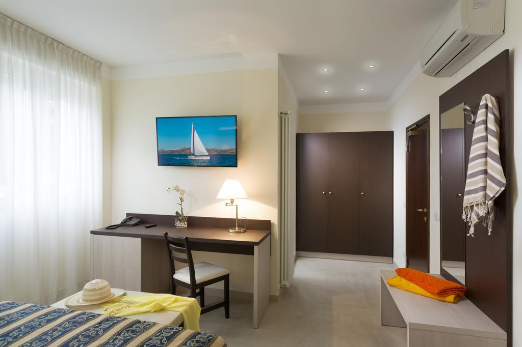 Hotel Milano Helvetia - In Centro Con Piscina Riccione Extérieur photo