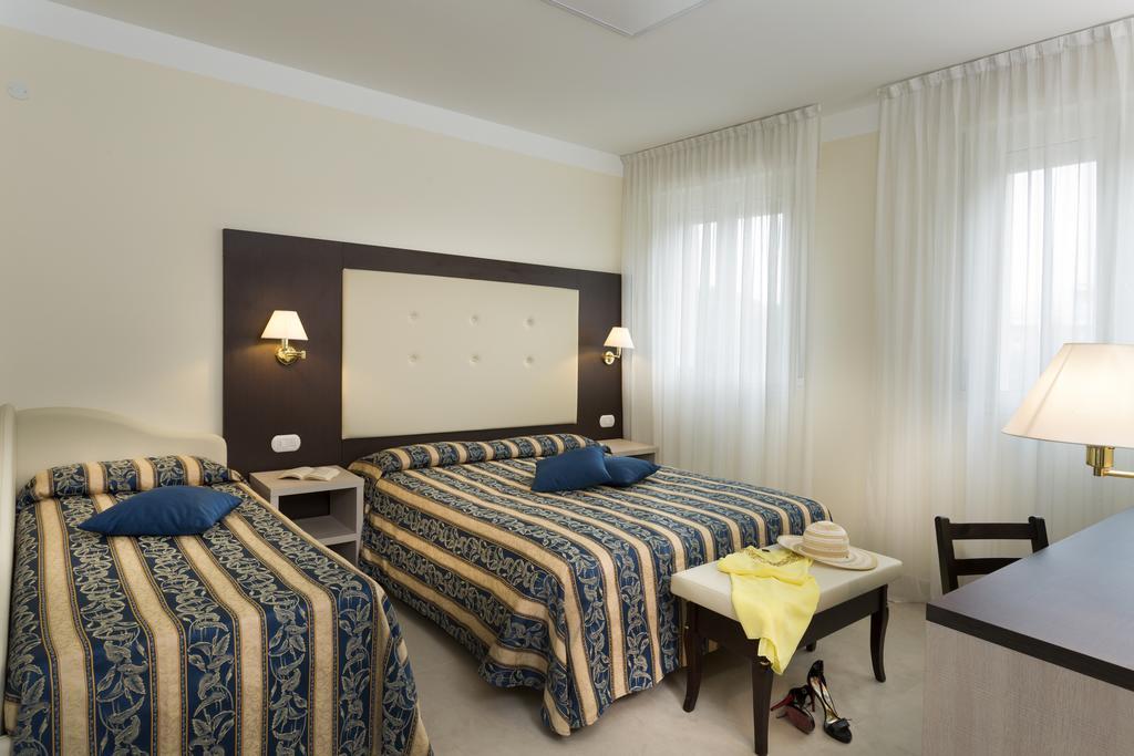 Hotel Milano Helvetia - In Centro Con Piscina Riccione Extérieur photo
