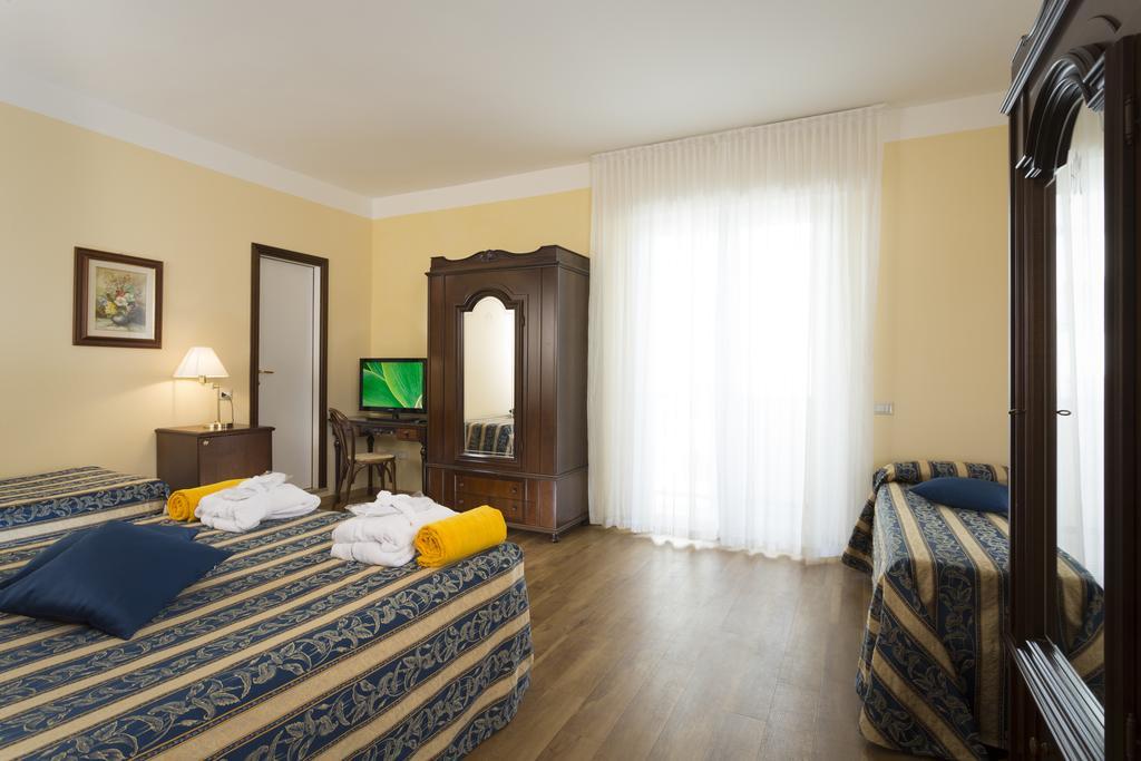 Hotel Milano Helvetia - In Centro Con Piscina Riccione Extérieur photo