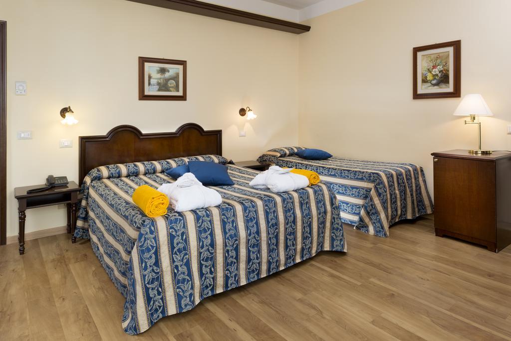 Hotel Milano Helvetia - In Centro Con Piscina Riccione Extérieur photo