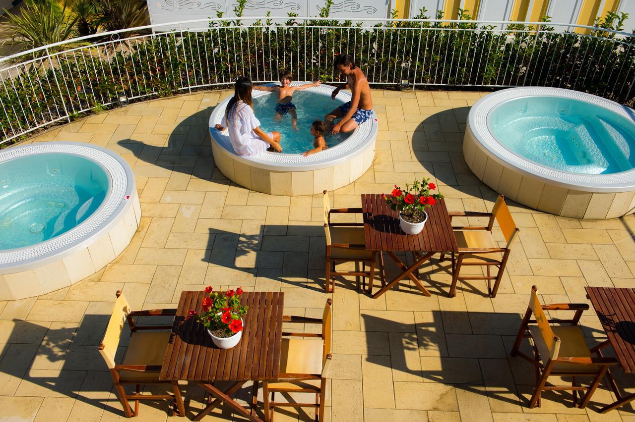 Hotel Milano Helvetia - In Centro Con Piscina Riccione Extérieur photo