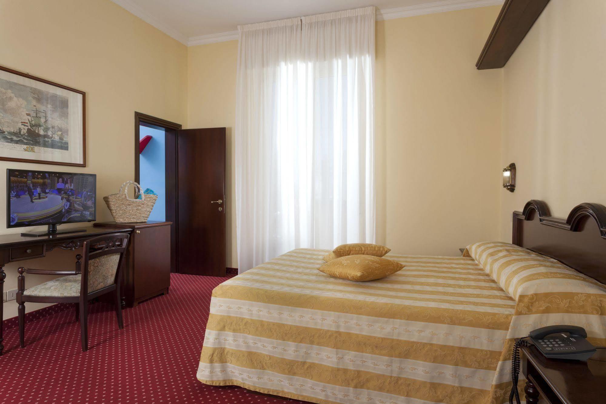 Hotel Milano Helvetia - In Centro Con Piscina Riccione Extérieur photo
